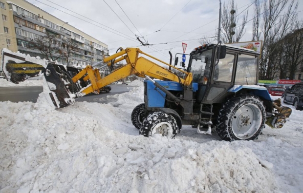 Уборка снега в Киеве стала традиционной проблемой
