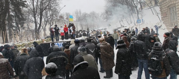 Возле Львовской ОГА коммунальщики разобрали баррикады