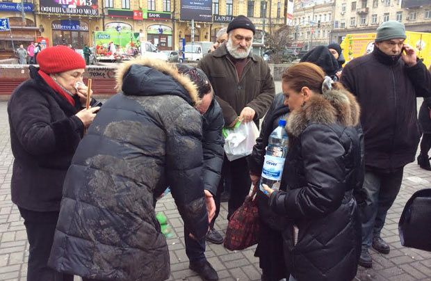 Охорона Майдану била активістів на Бессарабській площі кийками і прутами - очевидці Охорона Майдану била активістів на Бессарабській площі кийками і прутами - очевидці