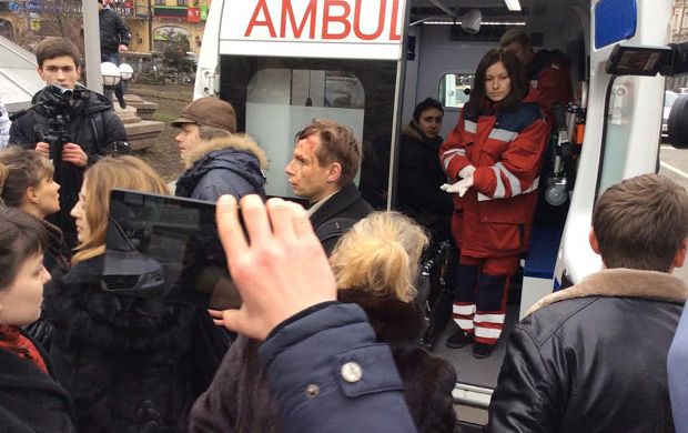 Охорона Майдану била активістів на Бессарабській площі кийками і прутами - очевидці Охорона Майдану била активістів на Бессарабській площі кийками і прутами - очевидці