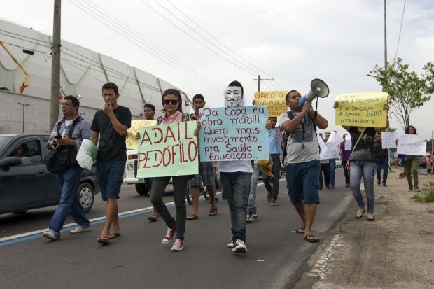 В Бразилии протестуют против непомерных трат на ЧМ по футболу / Reuters