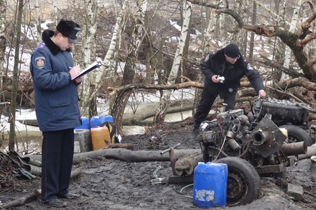 На Житомирщині за незаконний видобуток бурштину затримали чотирьох осіб