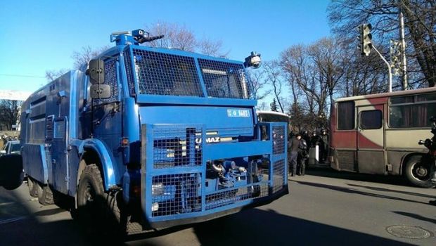 Водомет в правительственном квартале / Фото: Facebook Дмитрий Чигрин Водомет в правительственном квартале / Фото: Facebook Дмитрий Чигрин