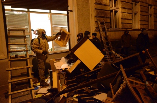 У Львові захоплено міське управління міліції, евакуюють суди