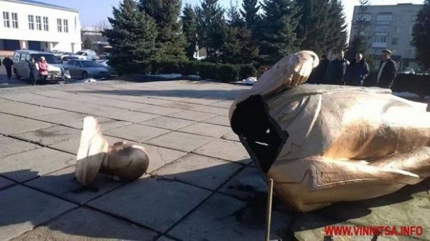 Зруйнований пам'ятник Леніну у Вінниці Зруйнований пам'ятник Леніну у Вінниці