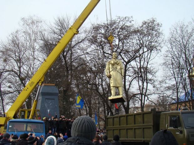 Статую Ленина на площади Ленина сняли с постамента и увезли / okhtyrka.net