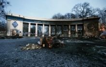 На Грушевского наводят порядок: убирают с дороги сгоревшие шины и лед