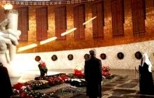 Патриарх Кирилл возложил венок к Вечному огню на Мамаевом кургане