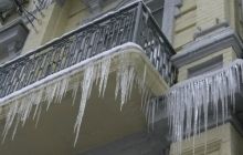 Для безпеки пішоходів у Києві своєчасно очищатимуть дахи будинків від бурульок