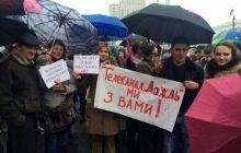Десятки людей на Майдане открыли зонтики, выступая в поддержку телеканала "Дождь"