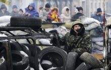 В Киеве активисты принесли под ВР автомобильные шины