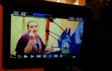 В Одессе депутат от ПР показала средний палец журналистам, заметившим, что она голосует за соседа