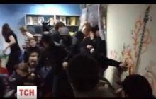 У Донецьку невідомі з георгіївськими стрічками напали на кафе, де збиралися євромайданівці