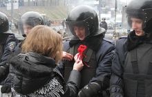 Киянки привітали силовиків на Грушевського з днем Валентина