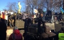 Появилось видео штурма баррикады возле Дома офицеров