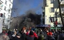 Митингующие подожгли грузовик, перекрывающий движение по Шелковичной