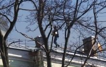 Беркутовцы бросают гранаты на головы протестующим с крыши дома на Институтской
