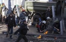 Митингующие оттесняют «беркутовцев» вглубь улицы Шелковичной