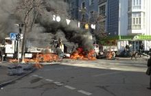 Митингующие под Радой подожгли несколько грузовиков и продолжают штурм