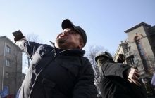 У Маріїнському парку мітингувальники розбирають доріжки і готуються до нових сутичок