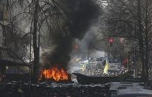 Berkut throws roofing slate from roofs at protesters at Instytutska Street, everything is covered with black smoke