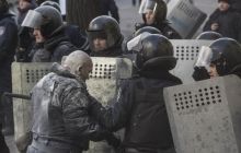 Беркут разбирает баррикаду на Институтской