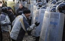 На Європейську площу привезли кілька десятків людей з автоматами Калашникова
