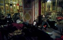 Киевляне массово сносят продукты питания и теплую одежду в Михайловский монастырь