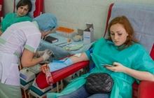 Кияни масово здають кров для поранених активістів