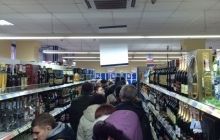 У Києві люди спустошують банкомати і магазини: pos-термінали відключені (фото)