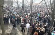 У Харкові з`їзд депутатів пікетують кілька тисяч активістів Євромайдану