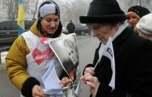Сторонники Тимошенко собираются под больницей «Укрзализныци» в Харькове