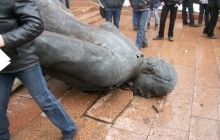 Еще в трех райцентрах Житомирщины снесены памятники Ленину