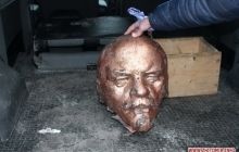 В Крыму и Луганской области повалили памятники Ленину