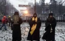 Ченці, які стояли між барикадами на Грушевського, створюють миротворчі загони