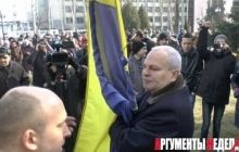 У Керчі мітингувальники зірвали український прапор з мерії і повісили російський