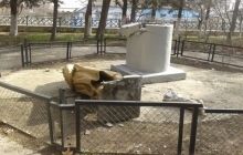 Еще одну статую Ленина снесли в Крыму (фото)
