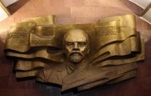 На станции метро “Театральная” убрали советские лозунги и планируют снять Ленина