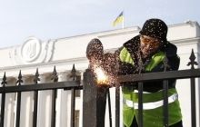 Біля ВР розпочали демонтаж металевого паркану