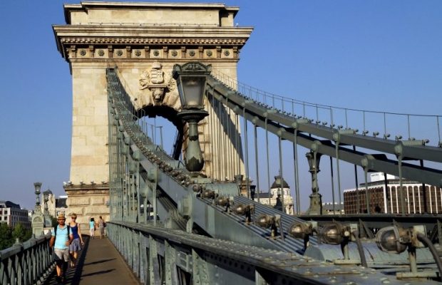 У Будапешті в аеропорту не розминулися два автобуси, є постраждалі (відео)