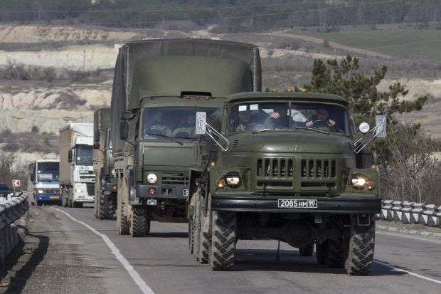 Пограничники говорят, что у границ с Россией - скопление военной техники / REUTERS
