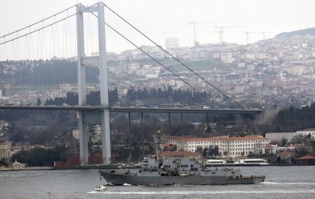 Эсминец ВМС США Truxtun пересекает Босфор / Reuters