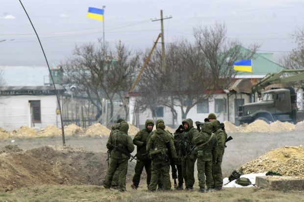РФ фактически превращает своих военных в Крыму в неопознанных террористов / REUTERS