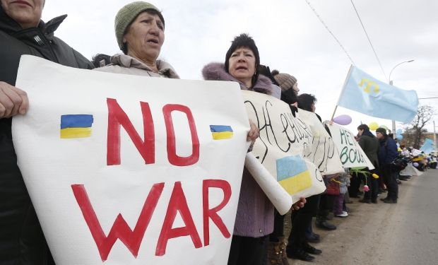 Украинским политикам и гражданам следует мобилизоваться на борьбу с российским вторжением / REUTERS