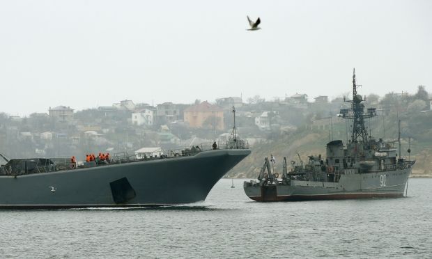 Російські військові кораблі блокують вхід в порт Севастополя / REUTERS