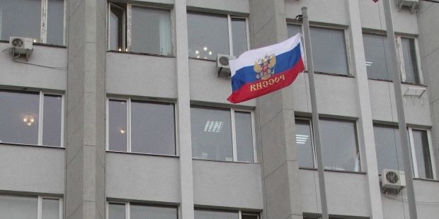 По Крыму висят флаги России / Reuters