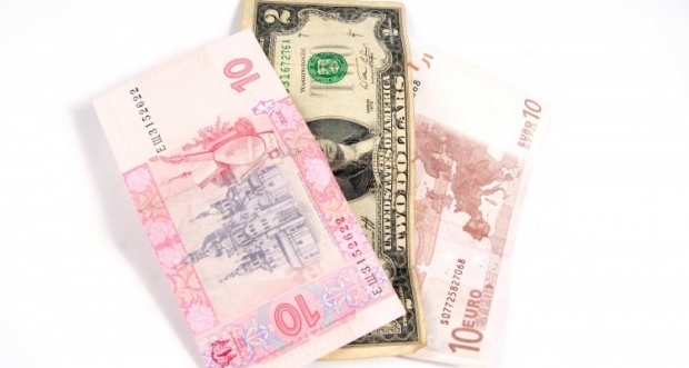 Доллар на межбанке стоит уже 15 гривень / Фото УНИАН