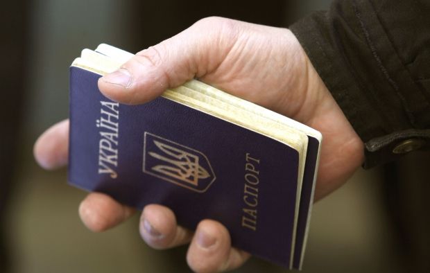 Те, кто не захочет получить паспорт РФ, будут обязаны заплатить около 55 долл. и оформить вид на жительство / REUTERS