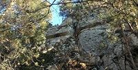 Крест на гранитной скале в Баксанском ущелье неподалеку от города Тырныауза в Приэльбрусье
