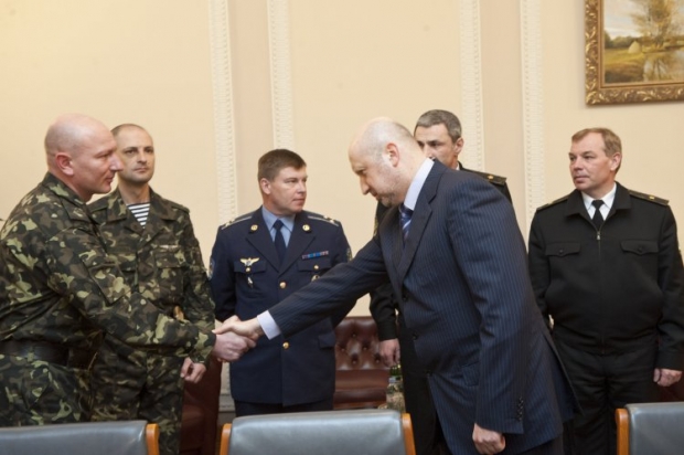 Турчинов пообещал наградить офицеров, освобожденных из плена в Крыму